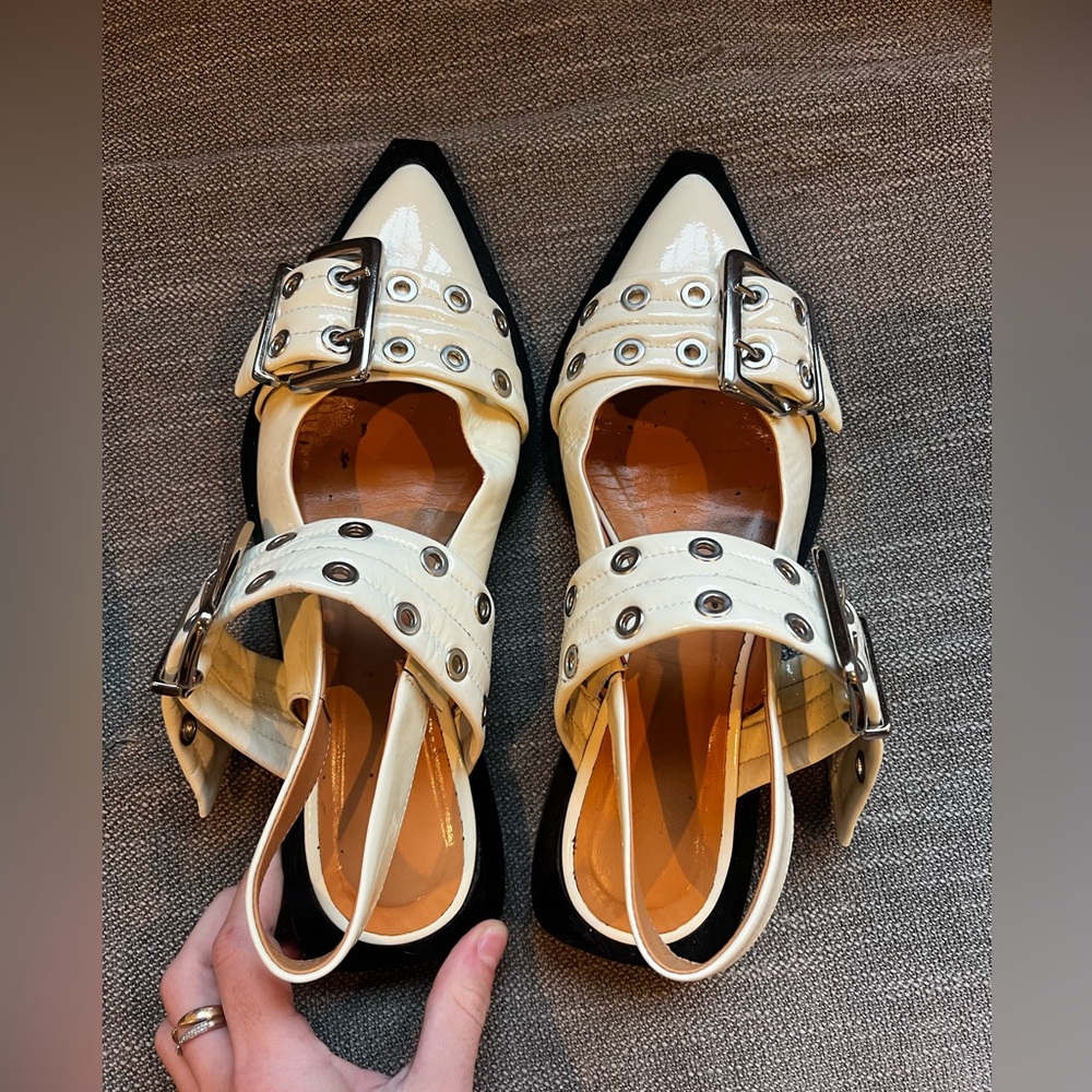 Ganni buckle ballerina in off white size 36